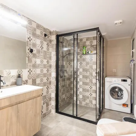 Apartment Urban Comfort 2 Bdrm Next To Metro Athens