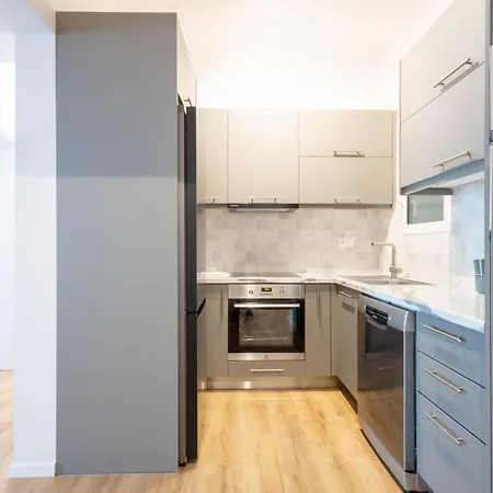 Urban Comfort 2 Bdrm Next To Metro Apartment *