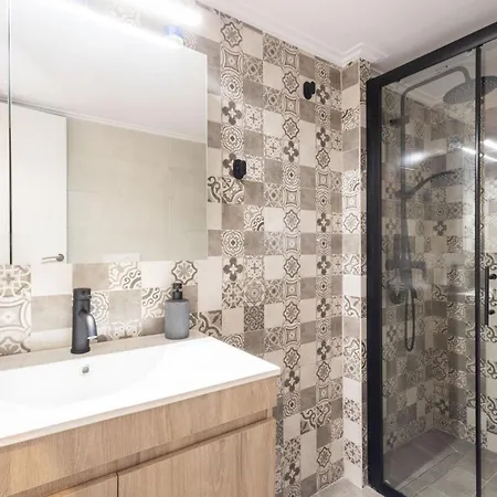 Urban Comfort 2 Bdrm Next To Metro Athens