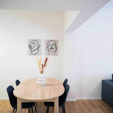 Urban Comfort 2 Bdrm Next To Metro Apartment *